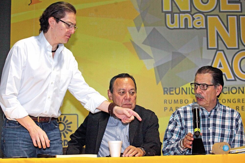 Salomón Chertorivsky, secretario de Desarrollo Económico del GDF, con Jesús Zambrano, presidente de la Mesa Directiva de la Cámara Baja, y Jesús Ortega, coordinador de Nueva Izquierda del Partido de la Revolución Democrática (LUCÍA GODÍNEZ. EL UNIVERSAL)