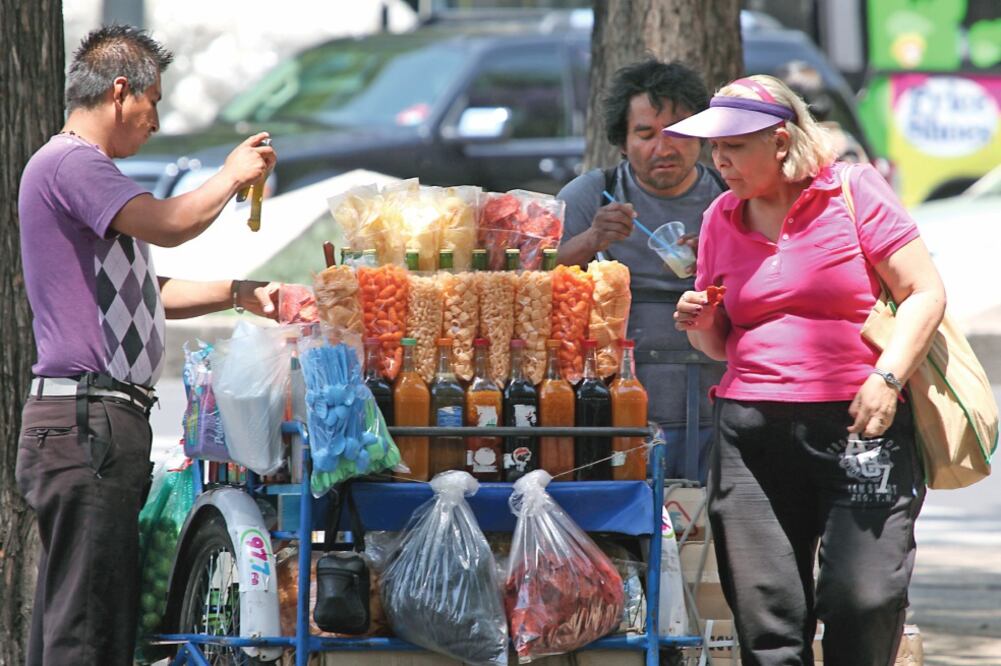 Médicos especialistas del IMSS explicaron que el excesivo consumo de sal provoca retención de líquidos e incremento de peso. Foto: ARCHIVO. EL UNIVERSAL
