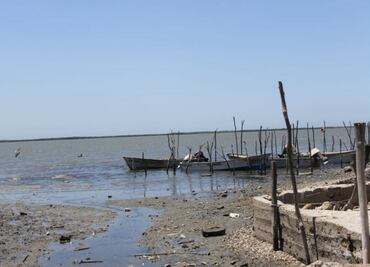 Rescatan a 2 pescadores ribereños de camarón en las costas de Guasave