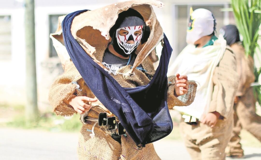Disfrazados de oso, habitantes de Nunkiní celebran que se haya acabado la antigua división que existía entre hacendados y gente del pueblo, un pleito que dividía en dos a la localidad. FOTO: LORENZO HERNÁNDEZ. EL UNIVERSAL