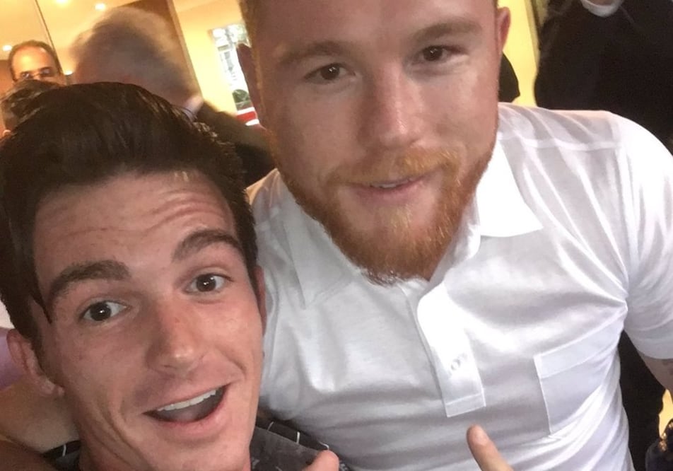 Captan al cantante estadounidense emocionado tras encontrarse al boxeador mexicano. FOTO: Twitter de Drake Bell