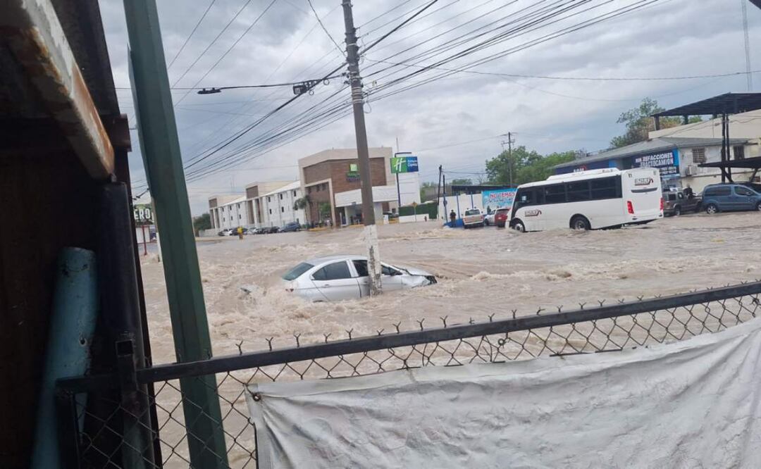 La tormenta en Piedras Negras, Coahuila, dejó varias afectaciones como vehículos varados y viviendas dañadas en múltiples sectores de la ciudad (08/05/2025). Foto: Especial