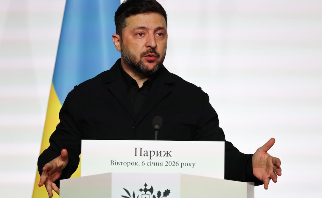 El presidente de Ucrania, Volodymyr Zelensky, se dirige a la prensa tras la firma de la declaración sobre el despliegue de la fuerza tras el alto el fuego en Ucrania, durante la cumbre de la Coalición de la Voluntad sobre garantías de seguridad para Ucrania, en el Palacio del Elíseo en París, Francia, el 6 de enero de 2026. Foto: EFE