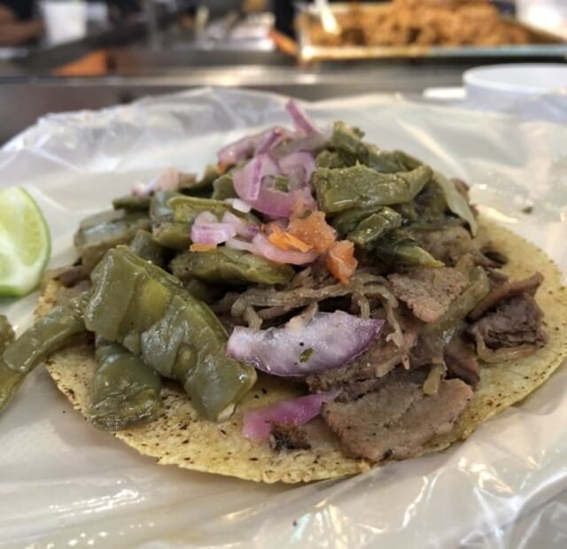 Encuentra los mejores tacos de bistec en el Mercado Romero Rubio