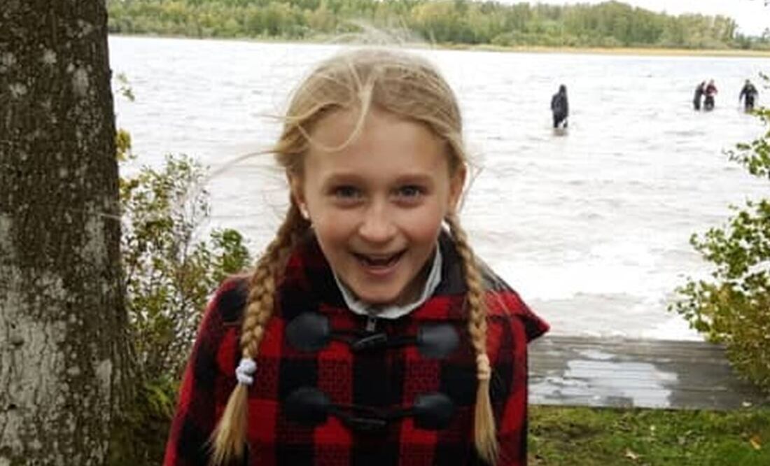 Niña encuentra en un lago de Suecia una espada de la era previkinga