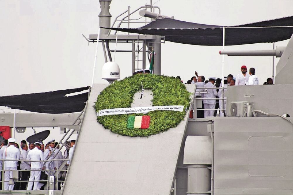 En Veracruz, el presidente Andrés Manuel López Obrador echó una corona de flores al mar en honor a los marinos que fallecieron desempeñando su labor. Foto: Tomada de Twitter 