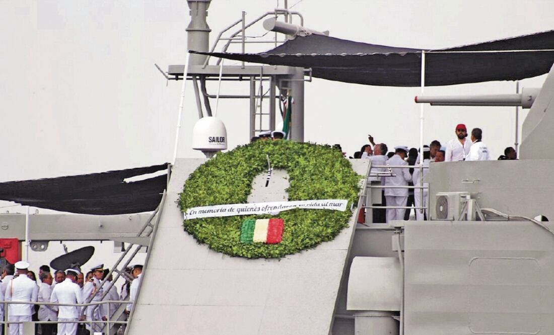 En Veracruz, el presidente Andrés Manuel López Obrador echó una corona de flores al mar en honor a los marinos que fallecieron desempeñando su labor. Foto: Tomada de Twitter