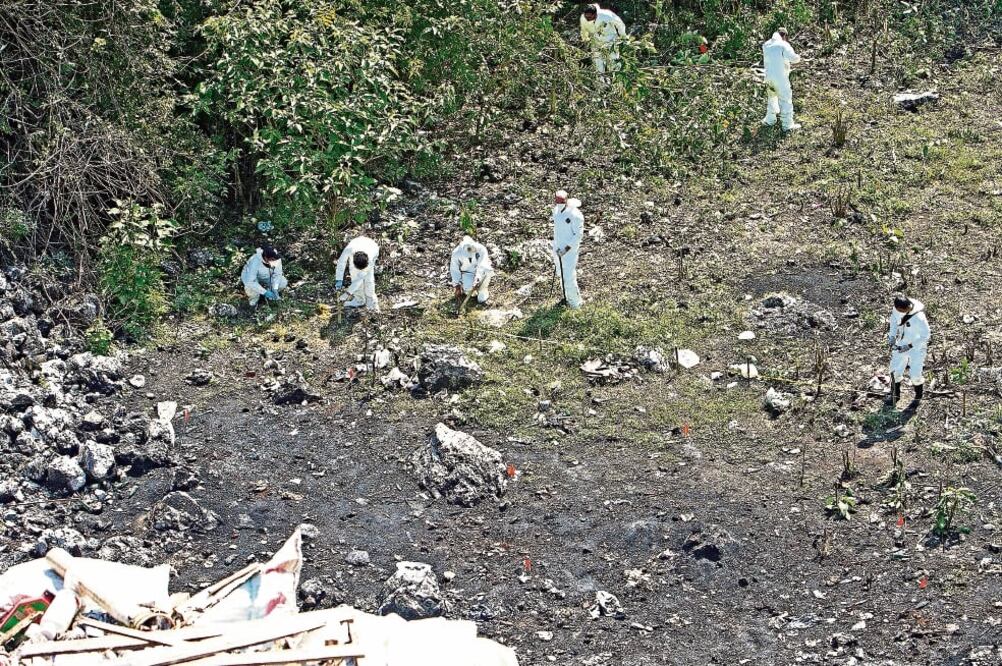 Según el jefe de sicarios de Guerreros Unidos, en la brecha del basurero de Cocula fueron incineradas dos (personas en julio de 2014, mientras que la quema de los normalistas ocurrió en el fondo del mismo lugar (ARCHIVO EL UNIVERSAL)