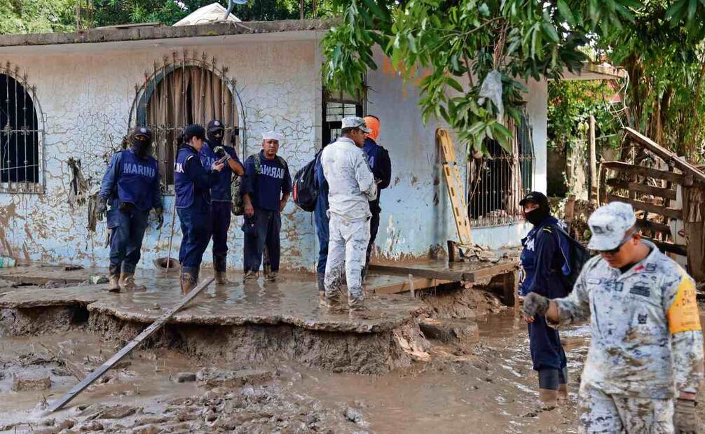 Personal de la Marina y la Guardia Nacional resguardaron ayer la casa donde fue encontrado el cuerpo de Yaira Victoria, en espera de que llegara el Servicio Médico Forense. Foto: Diego Simón Sánchez / EL UNIVERSAL