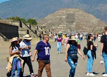 Para llenarse de energía este 2024, turistas disfrutan el primer día del año en Teotihuacán