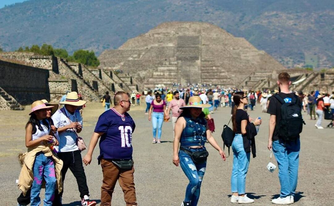 Turistas locales e internacionales visitan Teotihuacan el primer día del año / Foto: Emilio Fernández. EL UNIVERSAL