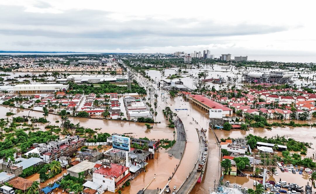 Imagen aérea de la zona afectada por el paso de John, que tiene a Acapulco cinco días bajo el agua por las lluvias que no han cesado. Foto: David Guzmán / EFE