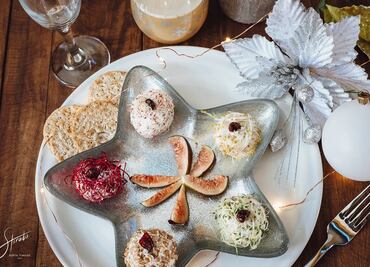 Trufas de queso con germinados y frutos secos para botanear