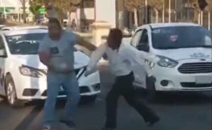 Video. Taxistas usan de ring Paseo Tollocan en Toluca; uno de los choferes intentó atropellar a su rival
