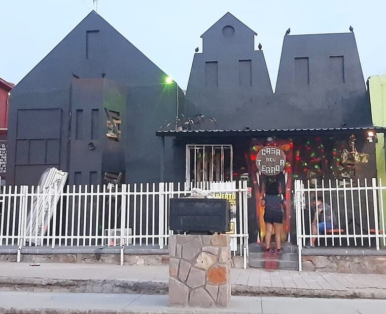 La casa de “El Curro” ha sido adaptada en color negro y sin ventanas. Le costó la vida no revelar el paradero de su fortuna, de la que se dijo eran centenares de lingotes de plata, joyas y otros artículos de valor. Foto Mario Trillo/Cortesía.