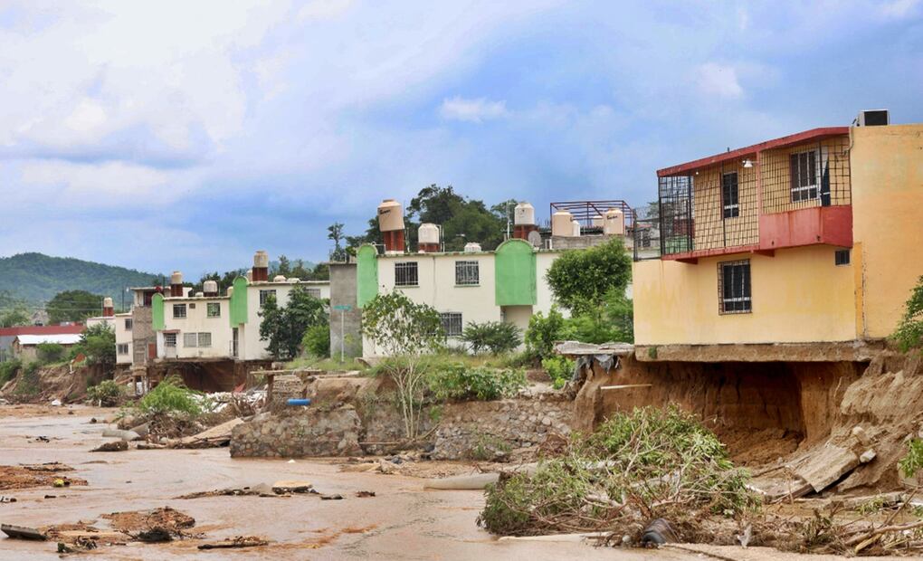 Gloria Hernández Gatica está a punto de perder su departamento del fraccionamiento Casas Palenque. Cuando se desbordó el canal, el agua se llevó los cimientos de su vivienda, la de su hermano y la de un vecino, todos en la calle Salmón. Foto: Valente Rosas/EL UNIVERSAL