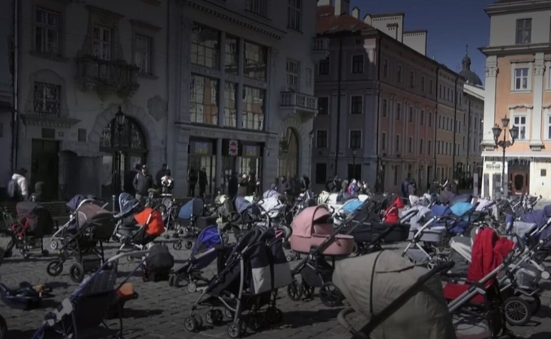 Conmovedora protesta con cochecitos vacíos por los niños muertos. Foto: Tomada del video 