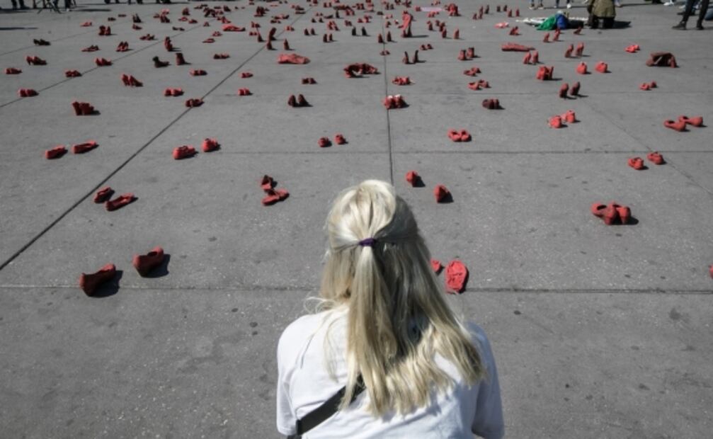 Obra "Zapatos rojos" en el Zócalo busca crear consciencia sobre feminicidios en México