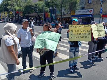 Vecinos bloquean Eje Central; rechazan reubicación del espacio 420 en Plaza de la Concepción