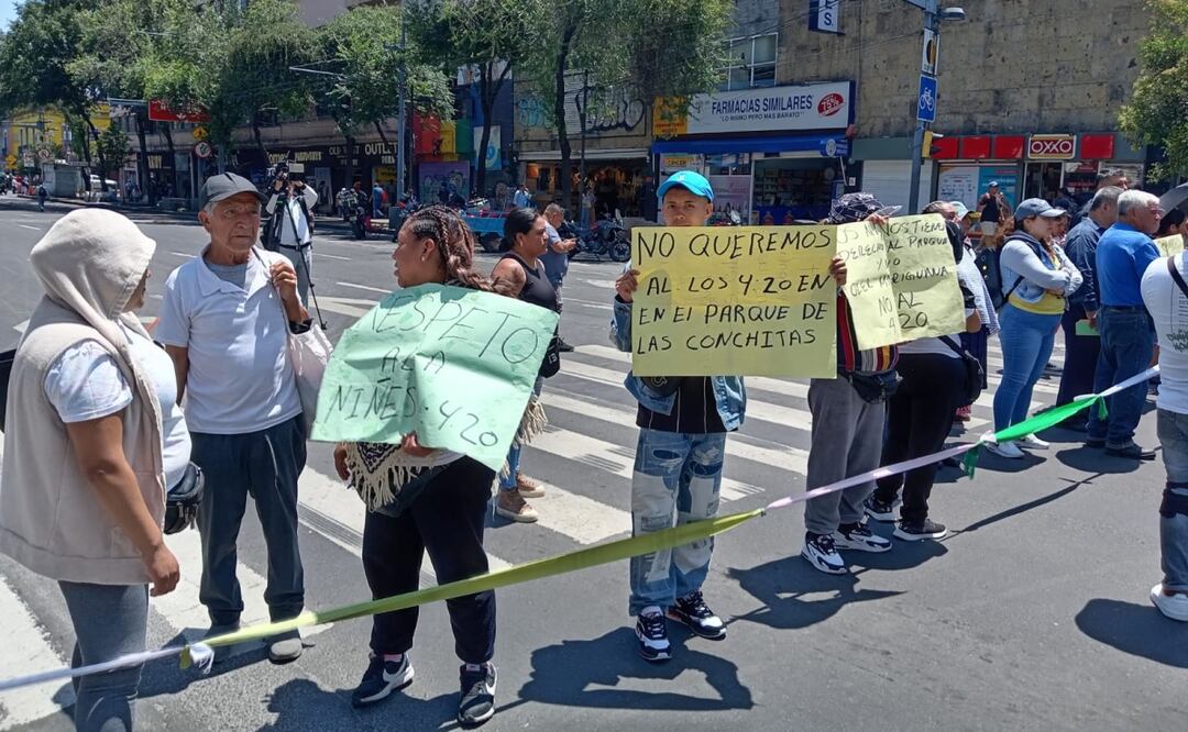 Vecinos bloquean Eje Central; rechazan reubicación del espacio 420 en Plaza de la Concepción. Foto: Fabián Evaristo
