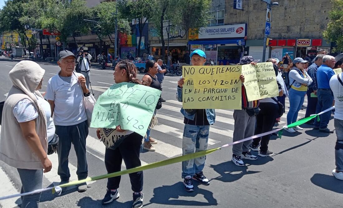 Vecinos bloquean Eje Central; rechazan reubicación del espacio 420 en Plaza de la Concepción. Foto: Fabián Evaristo