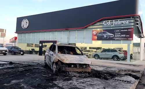 Se incendian al menos 8 vehículos en 3 hechos diferentes en Ciudad Juárez, Chihuahua; autoridades investigan las causas