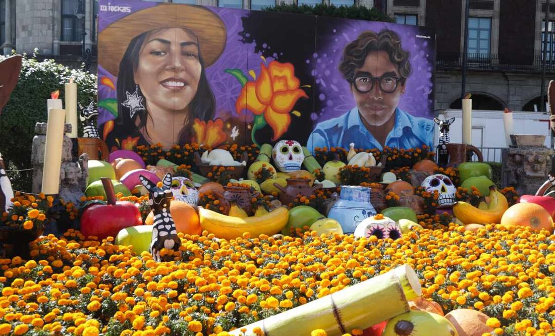Colocan ofrenda a Ximena Guzmán y José Muñoz en el Zócalo.
Foto: Carlos Mejía