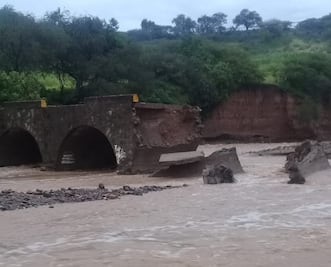 Por lluvias, puente colapsa e incomunican a 2 mil personas en Oaxaca