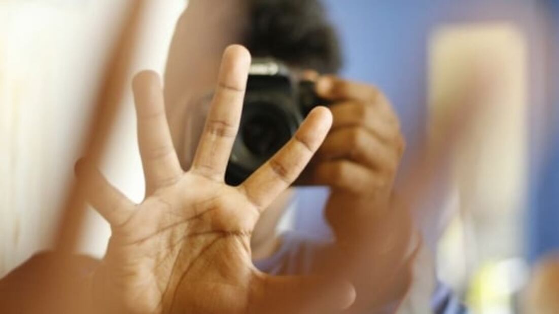 ¿Qué tan fácil es hackearte si muestras tus huellas en una foto?