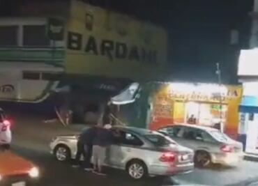 Captan a dos presuntos "montachoques" golpeando a conductor en Naucalpan