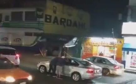 Captan a dos presuntos "montachoques" golpeando a conductor en Naucalpan