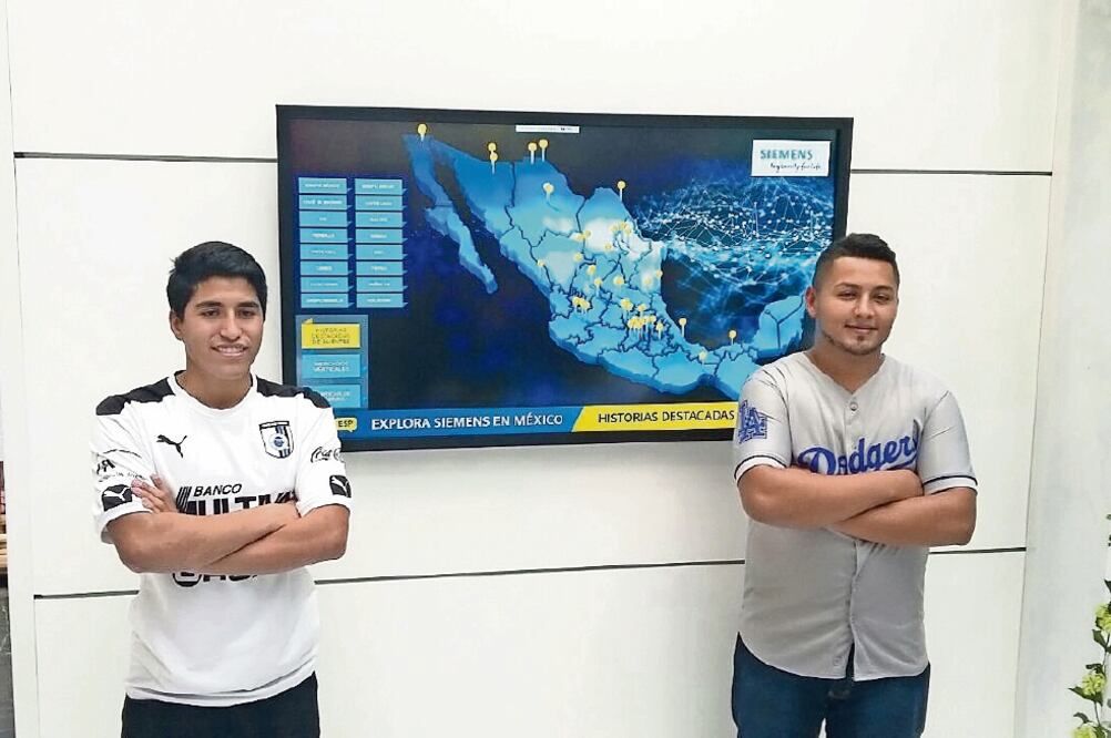 Yosuep Luna, egresado del Conalep en Querétaro, junto con Orlando Valle, técnico graduado del Cecyt de Monterrey, son ejemplos del programa dual de educación, en el cual estudiantes acuden a empresas como parte de su formación. Foto: RUBÉN MIGUELES. 