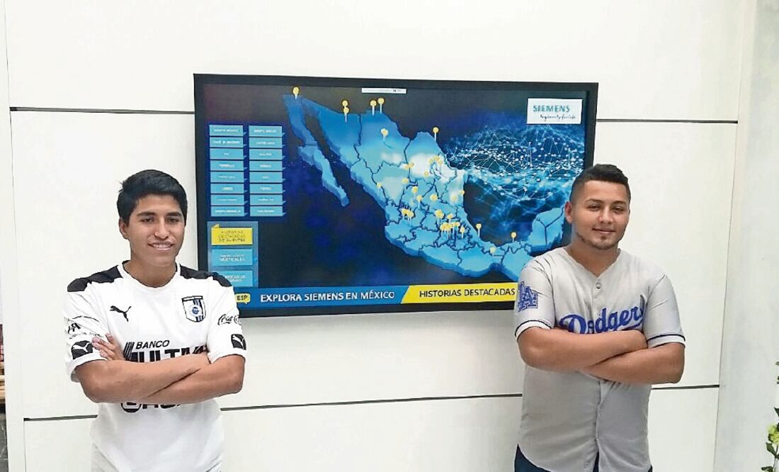 Yosuep Luna, egresado del Conalep en Querétaro, junto con Orlando Valle, técnico graduado del Cecyt de Monterrey, son ejemplos del programa dual de educación, en el cual estudiantes acuden a empresas como parte de su formación. Foto: RUBÉN MIGUELES.