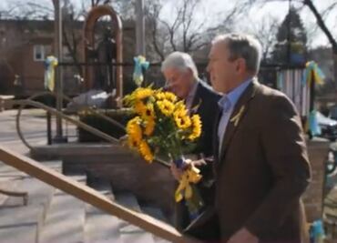 Expresidentes Clinton y Bush depositan ofrenda floral en iglesia ucraniana en EU