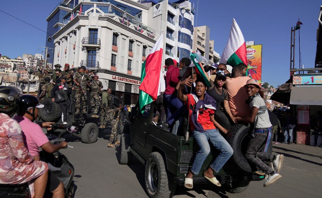 Aunque inicialmente surgieron para protestar contra los recurrentes cortes de agua y electricidad, las movilizaciones, impulsadas por jóvenes de la generación Z, se tornaron antigubernamentales y exigían ahora la dimisión de Rajoelina, cuya propuesta de diálogo nacional fue rechazada por los organizadores. Foto: AP