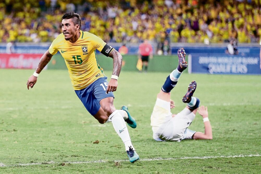 Paulinho cerró la cuenta ante Argentina, celebrando en el estadio Mineirao, el tercer gol al minuto 58 (LI MING. XINHUA)