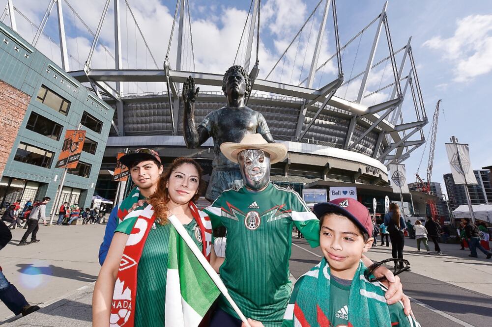 Familias con raíces mexicanas, que viven en territorio canadiense, acudieron al BC Place (IMAGO7)