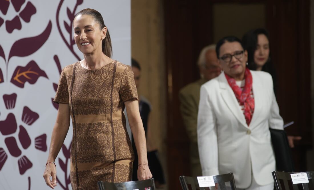 La presidenta Claudia Sheinbaum llega a la conferencia matutina en Palacio Nacional el 9 de mayo de 2025. Foto: Carlos Mejía / EL UNIVERSAL