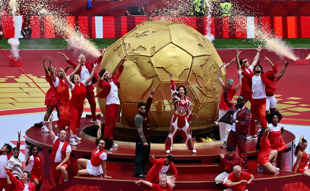 Los cantantes Sanjoy, Nora Fatehi y Vegedream, en el centro, actúan durante la ceremonia de apertura previa al partido de futbol del Grupo B de la Copa Mundial entre Canadá y Bosnia.
Foto: Sammy Kogan/The Canadian Press vía AP.
