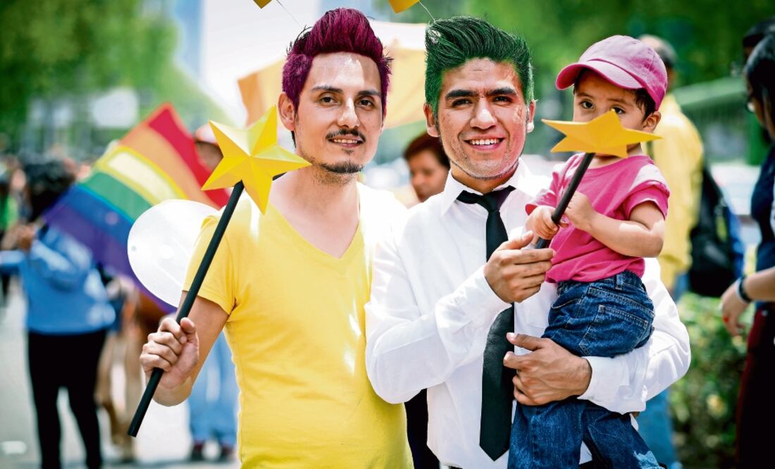 El apoyo a las familias diversas fue una de las consignas durante el pronunciamiento de los organizadores, quienes pidieron respeto a su vida, su libertad y seres queridos. (JORGE SERRATOS. EL UNIVERSAL)