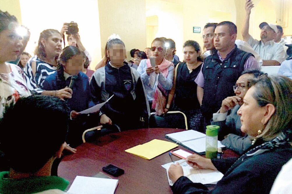 Una estudiante de sexto grado de primaria leyó frente a la jefa delegacional en Miguel Hidalgo una carta para reprochar recientes retiros de comerciantes de la vía pública (ESPECIAL)