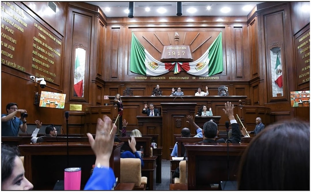 El voto mayoritario panista se impuso en la sesión extraordinaria para sacar adelante los cambios a la norma penal; 19 legisladores votaron a favor, 6 en contra y 1 abstención; se aprobaron modificaciones en materia de aborto en Aguascalientes. Foto: Especial