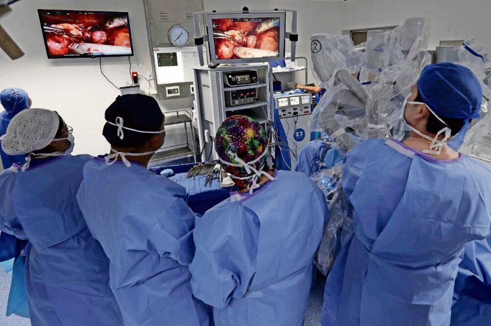 Este procedimiento quirúrgico consiste en la asistencia de brazos mecánicos, los cuales son controlados por el cirujano a través de una consola donde el médico trabaja sentado (FERNANDO RAMÍREZ)