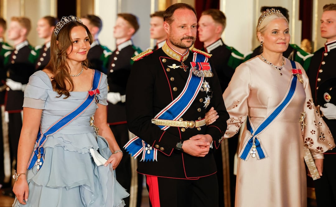 De izquierda a derecha: la princesa noruega Ingrid Alexandra, el príncipe Haakon y la princesa Mette-Marit en vías a una cena formal en el palacio en Oslo, el 8 de abril del 2025. Foto: AP