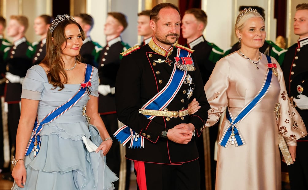 La princesa noruega Ingrid Alexandra, el príncipe Haakon y la princesa Mette-Marit en vías a una cena formal en el palacio en Oslo, en abril del 2025. Foto: AP