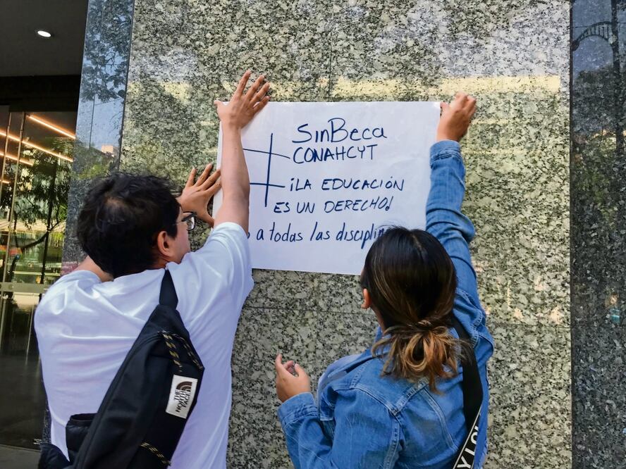 El viernes pasado, estudiantes afectados protestaron en la sede del Conahcyt. Foto: Archivo / EL UNIVERSAL