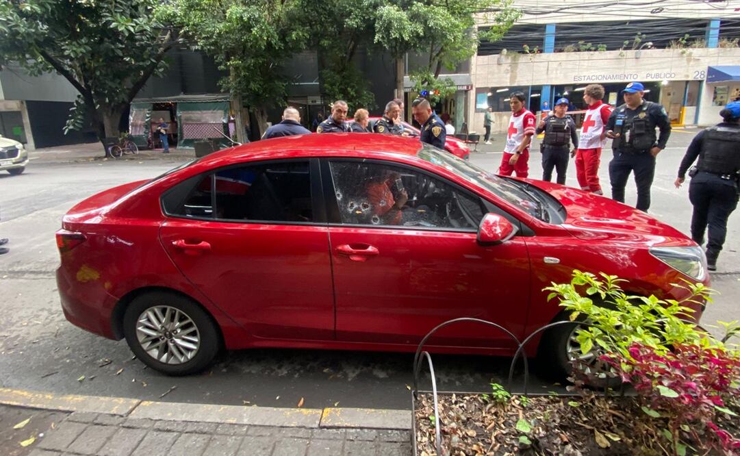 El hombre se encontraba esperando la luz verde del semáforo. Foto: Valente Rosas / EL UNIVERSAL