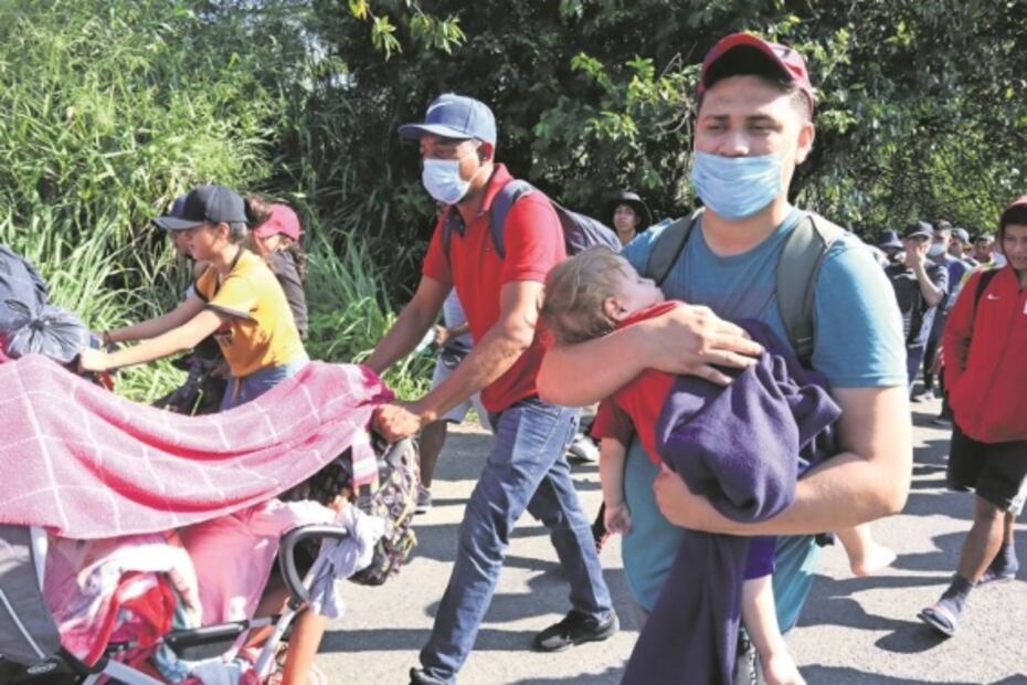 Migrantes vencen retén en medio de jaloneos