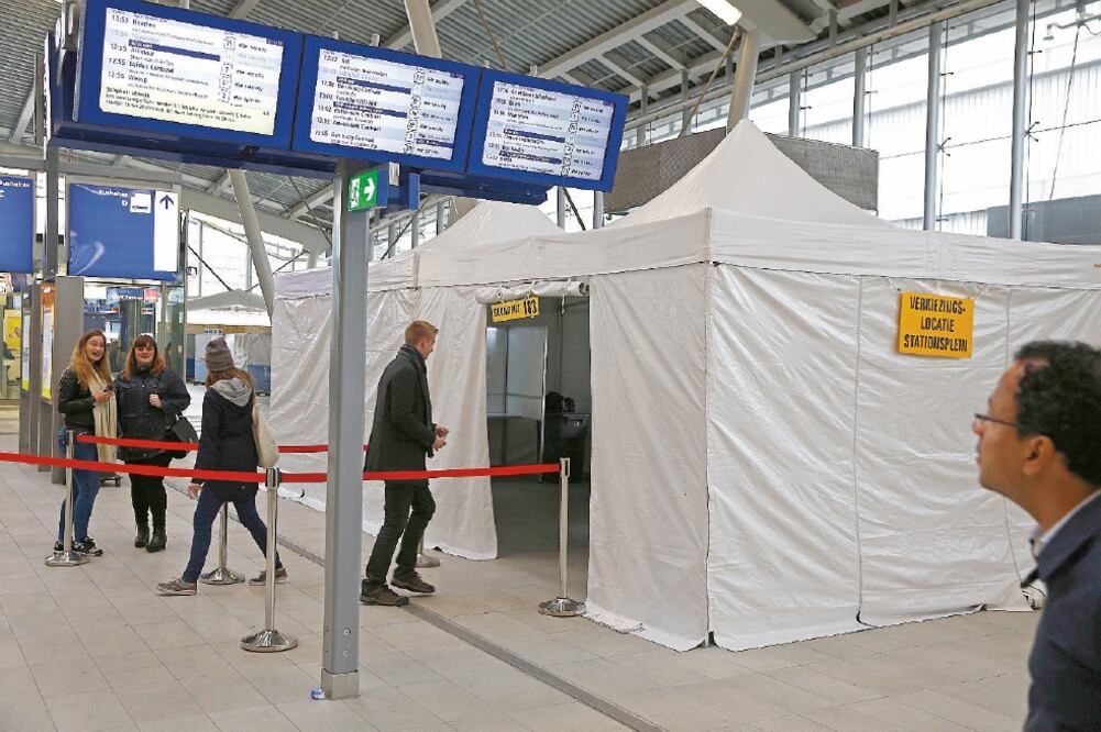 Holandeses votaron ayer en Utrecht sobre la asociación Ucrania-UE (MICHAEL KOOREN. REUTERS)