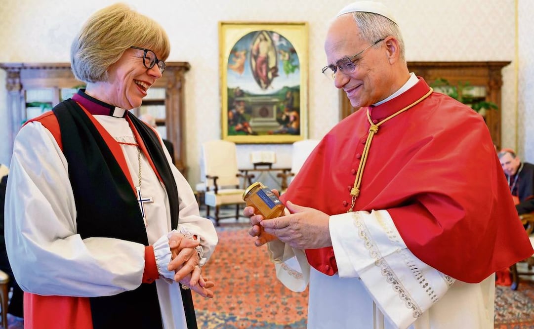 Imagen del encuentro privado entre León XIV y la arzobispa de Canterbury, Sarah Mullally. Foto: EFE